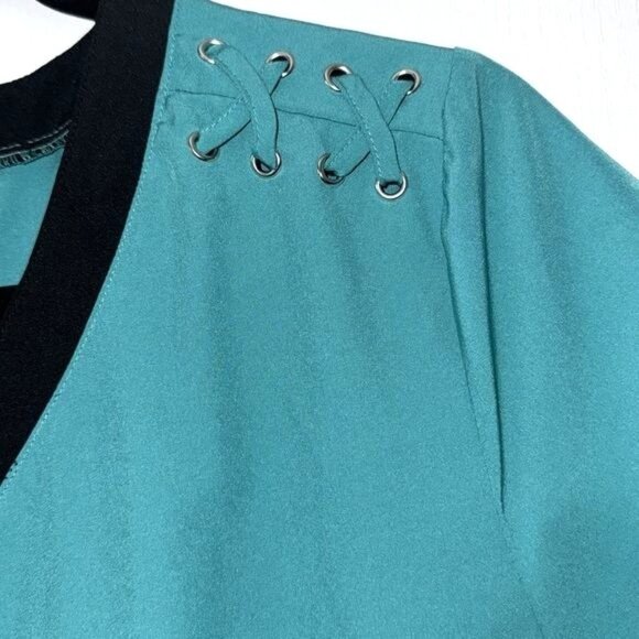 Teal V-Neck Scrub Top With Lace-Up Shoulders & Pockets - Picture 3 of 7